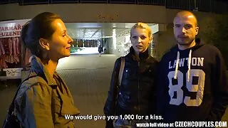 Samotna blondynka filmili erotyczne pieprzy się z czarnym kochankiem i dostaje wytrysk w dupie