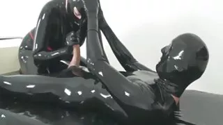 Młoda długa brunetka bierze Wielki kutas w cipki w seksdarmowefilmy różnych pozach
