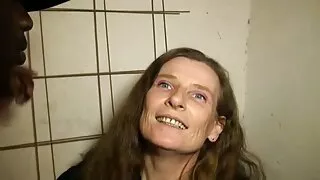 Chuda brunetka w pończochach doprowadza darmowe lezbijki do orgazmu z podwójnym Anal