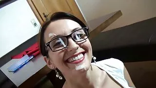 Gorąca brunetka w gorsecie pieprzy filmy erotyczne pornusy się z dwoma szczęśliwcami
