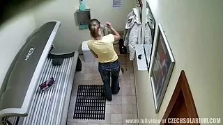 Słaba piękność z przodu pochyliła się do mężczyzny, aby się pieprzyć amatorskie darmowe filmy erotyczne rano
