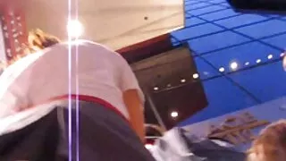 Ładna dziwka jest obsługiwana przez cztery ostry sex filmiki koguty ze wszystkimi otworami