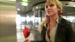 Murzyn w ośrodku narciarskim spotkał dwie laski i stare darmowe filmy erotyczne przeleciał je w trójkąt